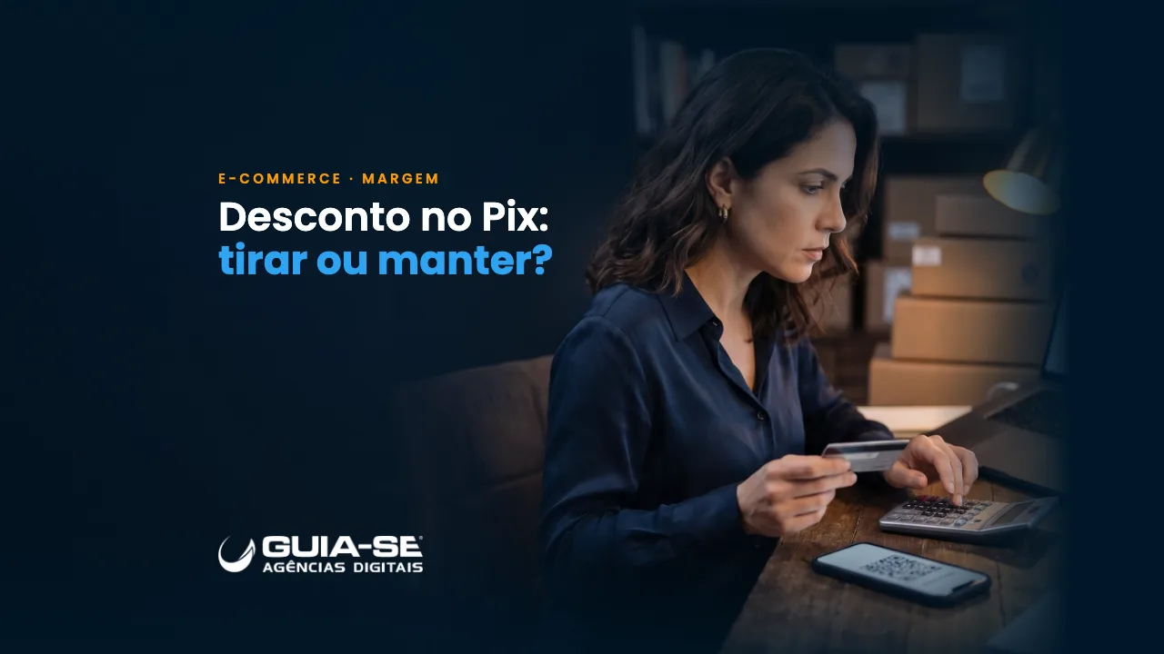Empresária analisando a margem por forma de pagamento em um escritório de e-commerce, com cartão de crédito, calculadora e celular com QR code do Pix